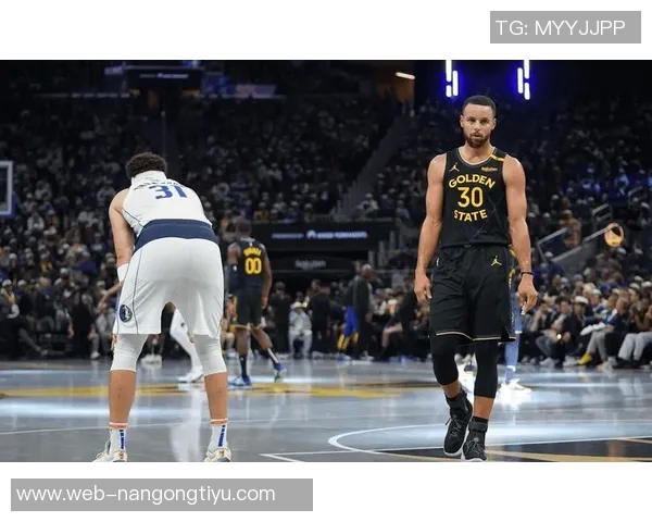 库里上半场表现分析:10投4中贡献12分1板2助1帽三分命中率提升 库里上半场表现分析:10投4中贡献12分1板2助1帽三分命中率提升