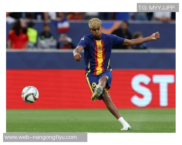 亚马尔社交媒体分享诺坎普夕阳美景预示着一个难忘的夜晚即将开启