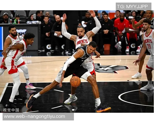 文班亚马半场替补出战表现出色12分钟内贡献5分7篮板1抢断2盖帽