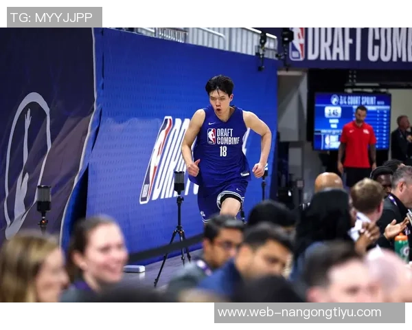 罗威飚中三分再度坐第一排杨瀚森与队友们欢乐庆祝瞬间回顾 罗威飚中三分再度坐第一排杨瀚森与队友们欢乐庆祝瞬间回顾